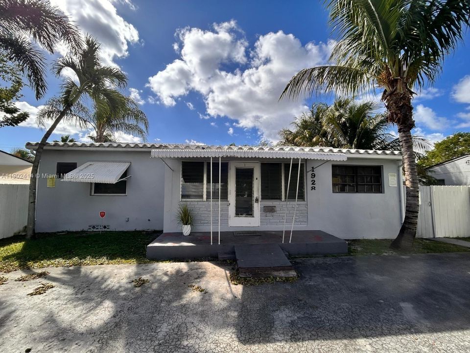 合同活跃: $1,850 (2 贝兹, 1 浴室, 2594 平方英尺)