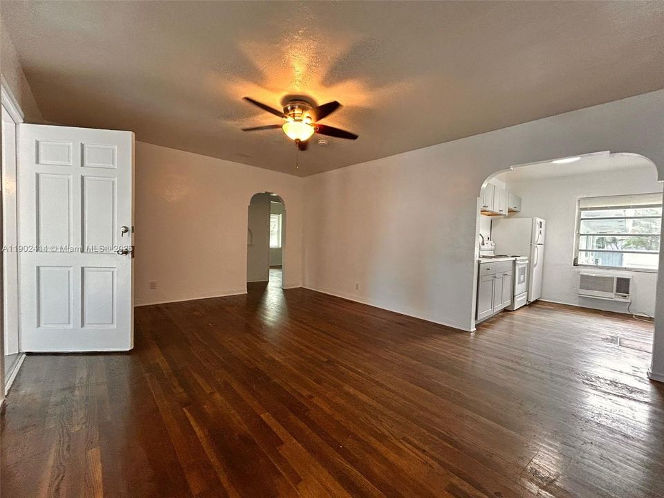 合同活跃: $1,850 (2 贝兹, 1 浴室, 2594 平方英尺)