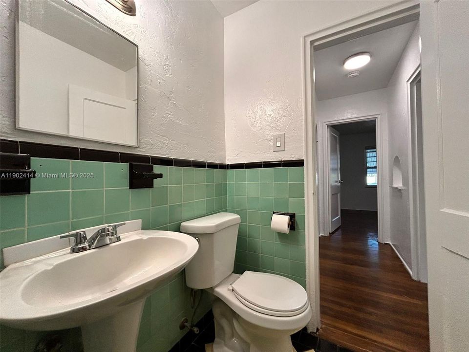 合同活跃: $1,850 (2 贝兹, 1 浴室, 2594 平方英尺)