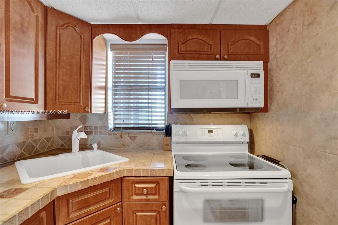 For Sale: $259,000 (1 beds, 1 baths, 805 Square Feet)