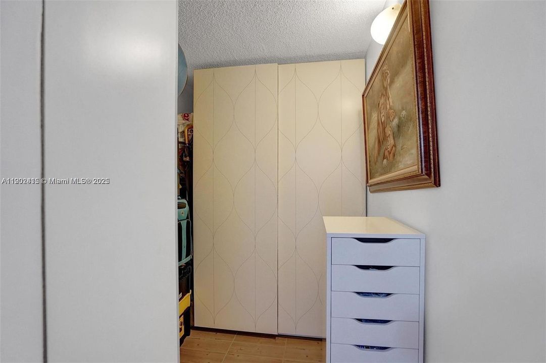 For Sale: $259,000 (1 beds, 1 baths, 805 Square Feet)