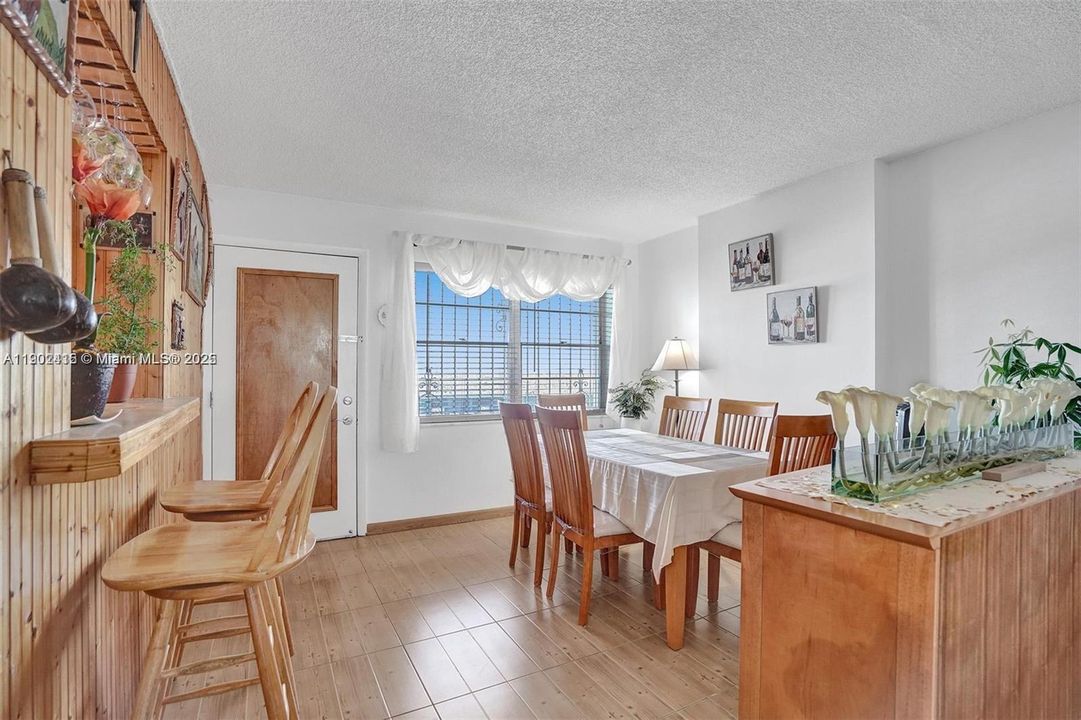 For Sale: $259,000 (1 beds, 1 baths, 805 Square Feet)