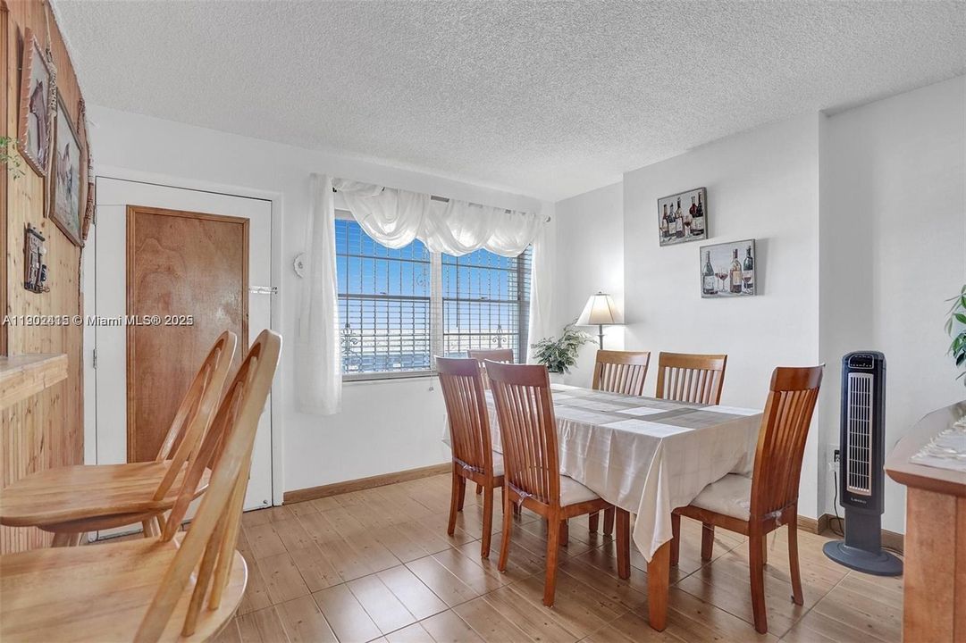 For Sale: $259,000 (1 beds, 1 baths, 805 Square Feet)