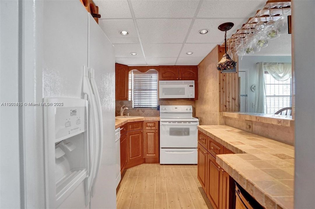 For Sale: $259,000 (1 beds, 1 baths, 805 Square Feet)