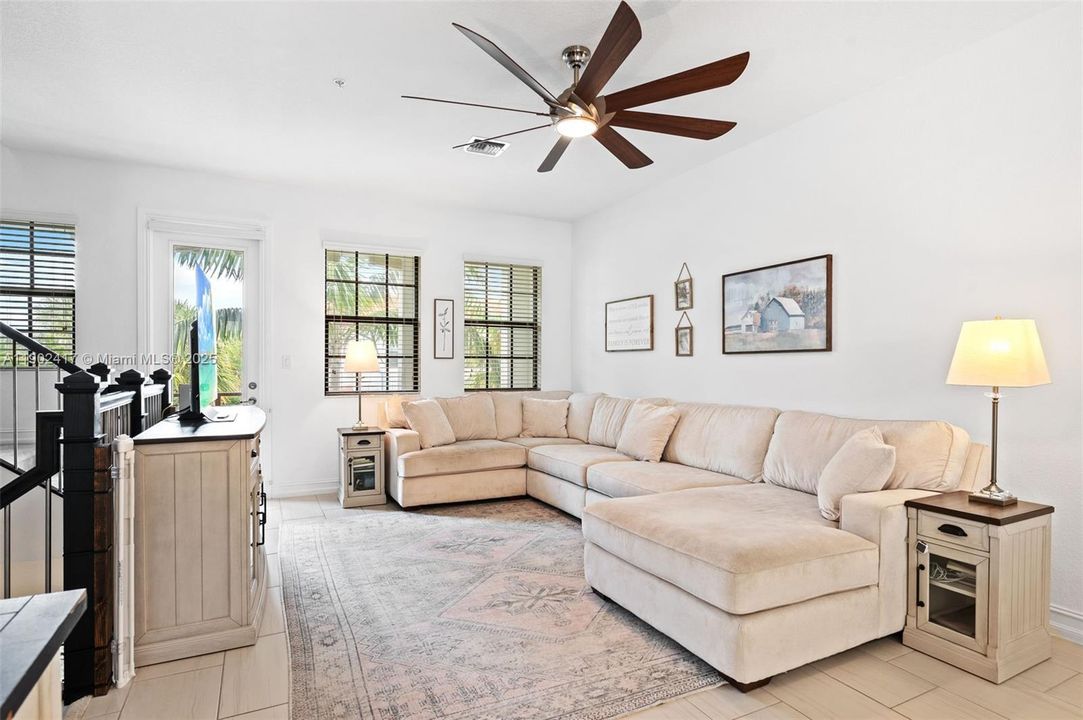 На продажу: $600,000 (3 спален, 3 ванн, 1985 Квадратных фут)