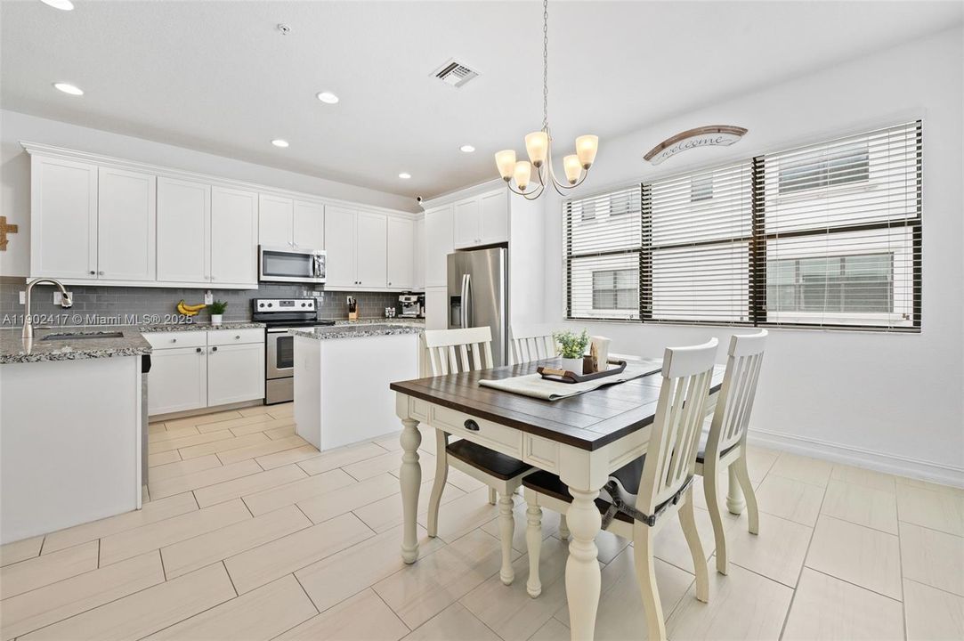 На продажу: $600,000 (3 спален, 3 ванн, 1985 Квадратных фут)