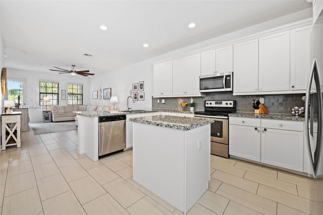 На продажу: $600,000 (3 спален, 3 ванн, 1985 Квадратных фут)