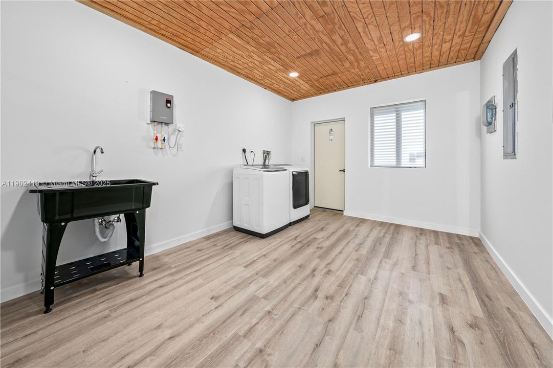 For Sale: $599,999 (3 beds, 2 baths, 1627 Square Feet)