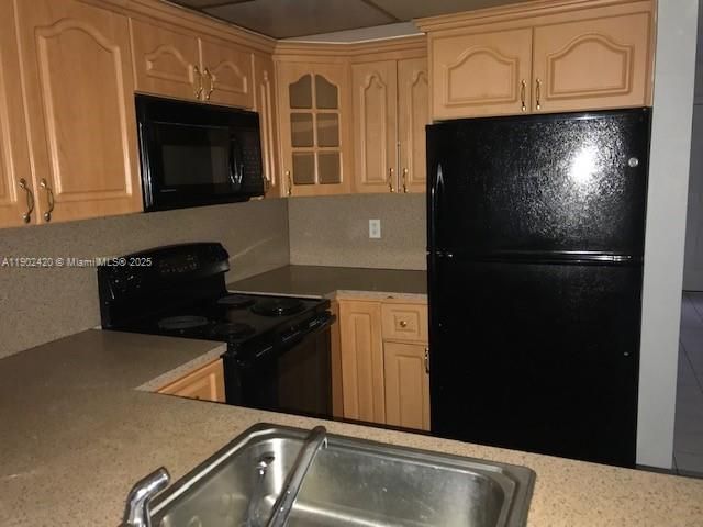For Rent: $2,400 (2 beds, 2 baths, 946 Square Feet)