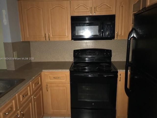 For Rent: $2,400 (2 beds, 2 baths, 946 Square Feet)