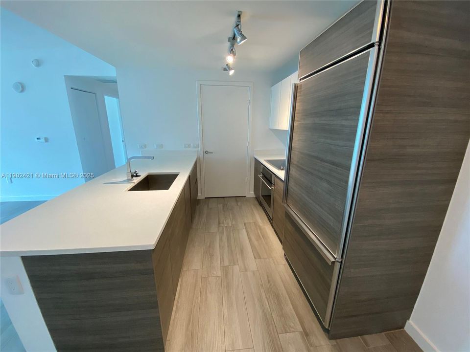 合同活跃: $3,500 (1 贝兹, 1 浴室, 812 平方英尺)