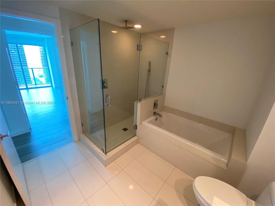 合同活跃: $3,500 (1 贝兹, 1 浴室, 812 平方英尺)