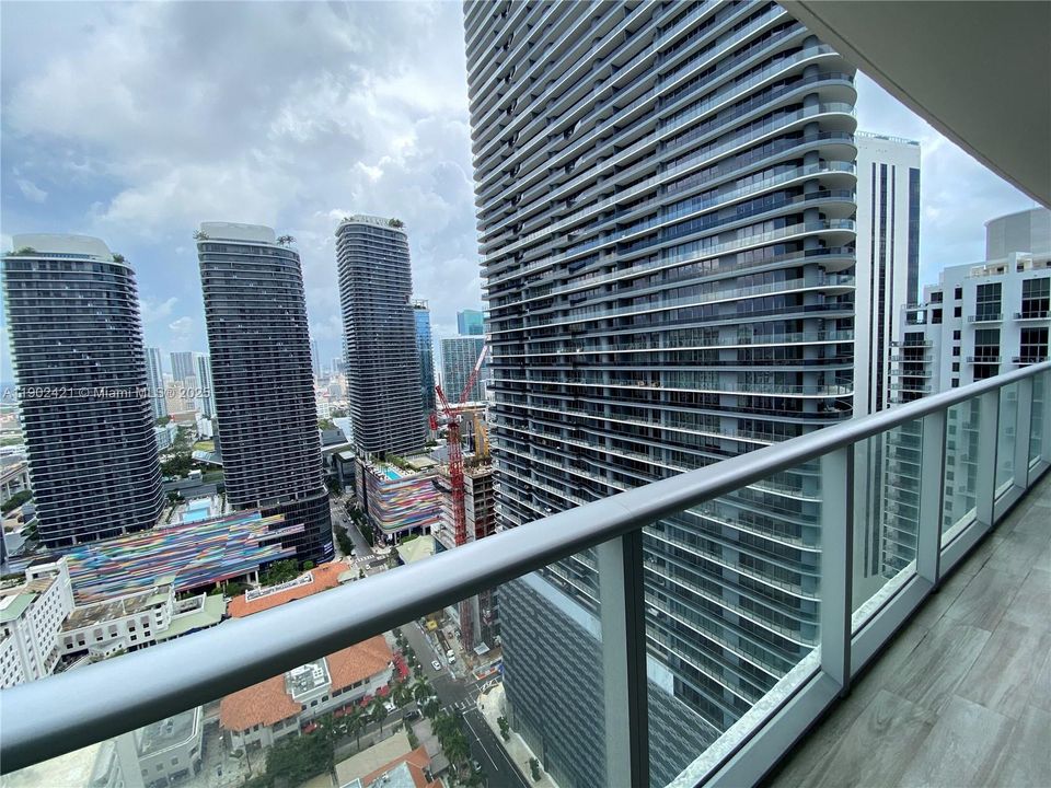 合同活跃: $3,500 (1 贝兹, 1 浴室, 812 平方英尺)