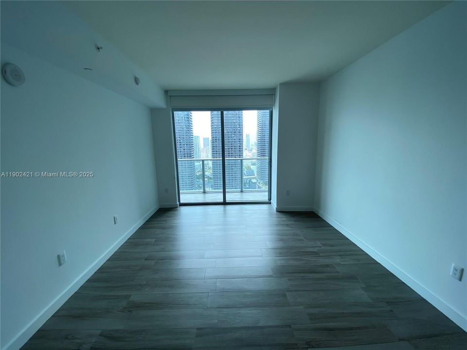 合同活跃: $3,500 (1 贝兹, 1 浴室, 812 平方英尺)