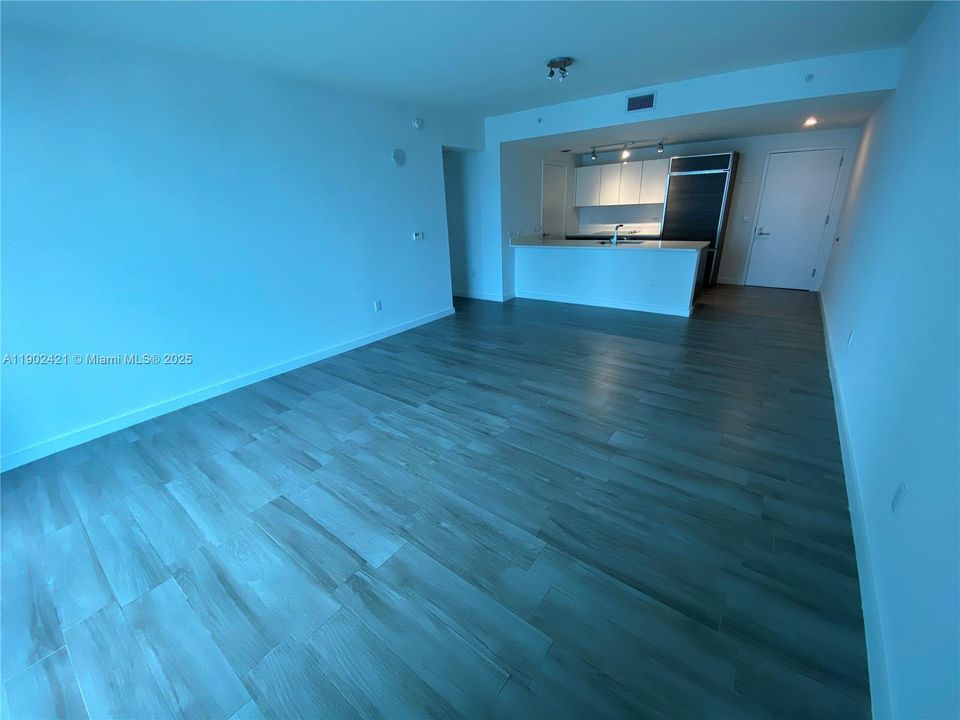 合同活跃: $3,500 (1 贝兹, 1 浴室, 812 平方英尺)