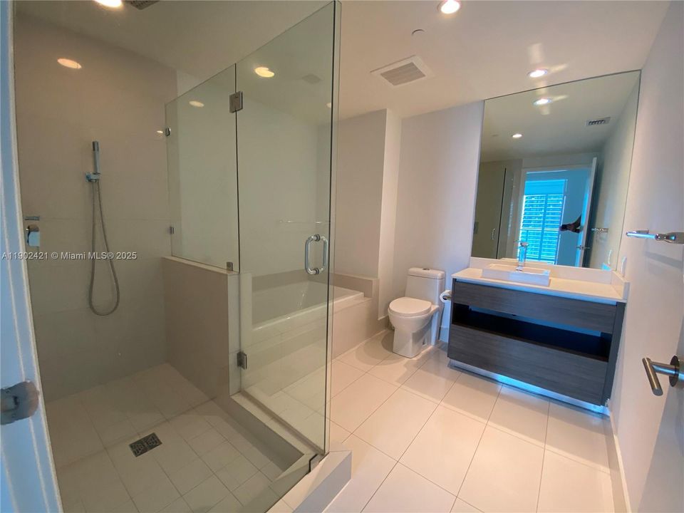 合同活跃: $3,500 (1 贝兹, 1 浴室, 812 平方英尺)