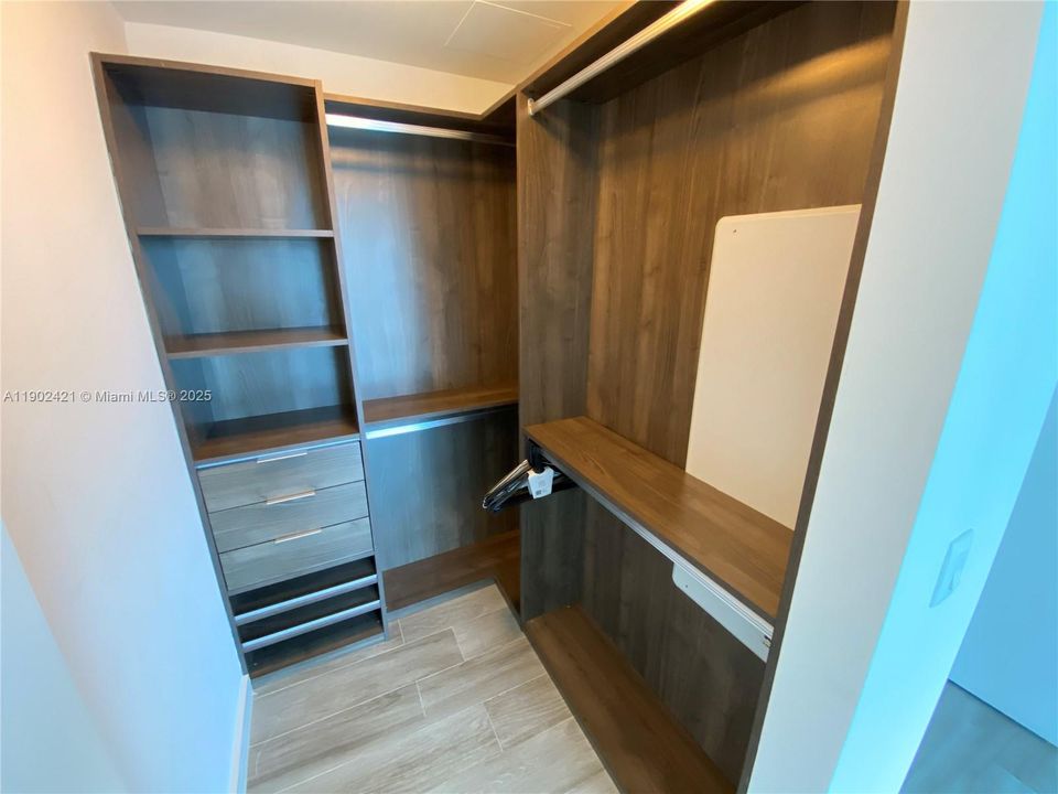 合同活跃: $3,500 (1 贝兹, 1 浴室, 812 平方英尺)