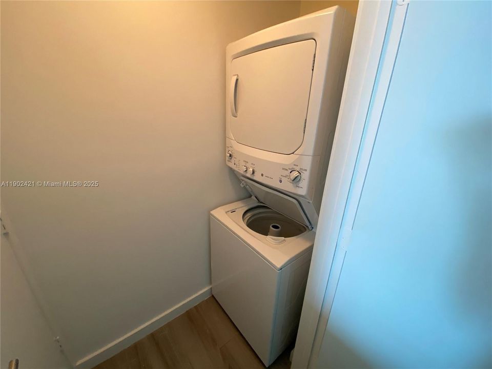 合同活跃: $3,500 (1 贝兹, 1 浴室, 812 平方英尺)