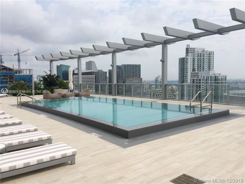 合同活跃: $3,500 (1 贝兹, 1 浴室, 812 平方英尺)