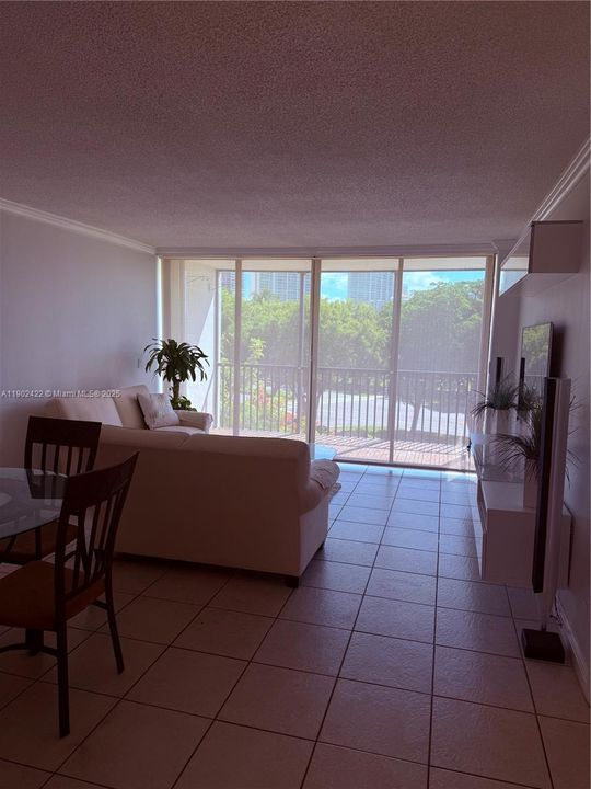 For Rent: $1,900 (1 beds, 1 baths, 741 Square Feet)