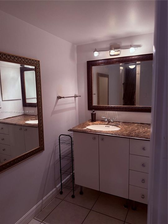 For Rent: $1,900 (1 beds, 1 baths, 741 Square Feet)