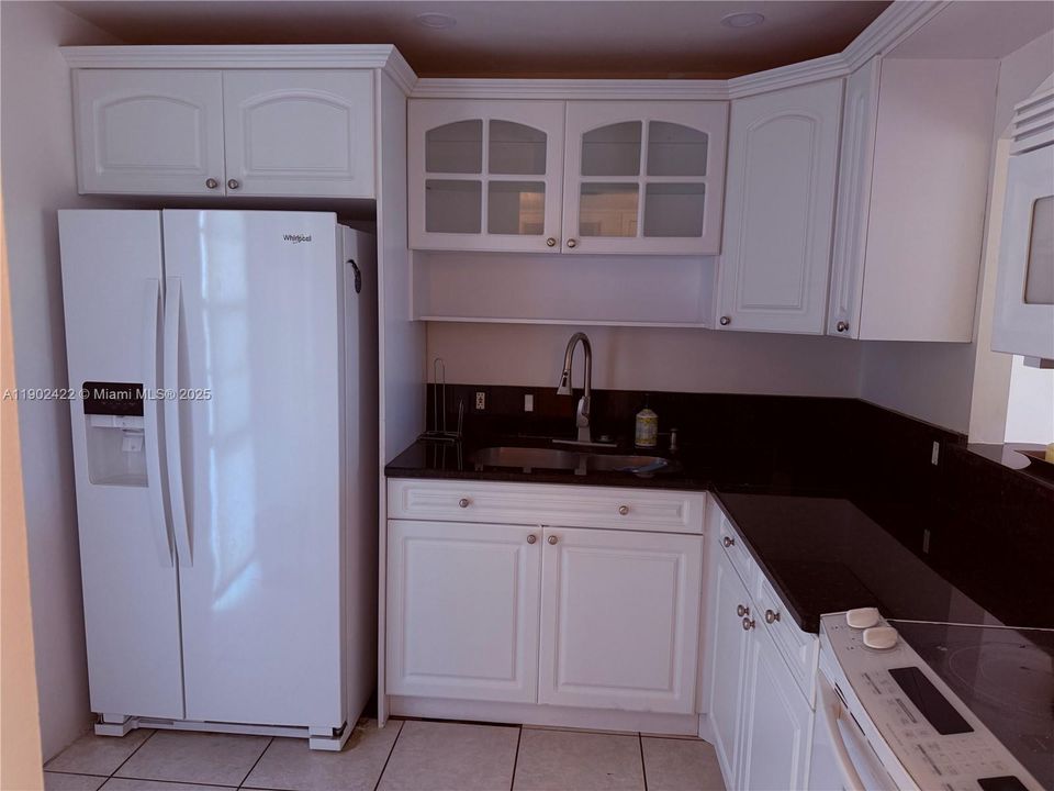 For Rent: $1,900 (1 beds, 1 baths, 741 Square Feet)