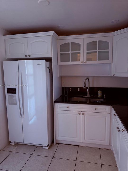 For Rent: $1,900 (1 beds, 1 baths, 741 Square Feet)