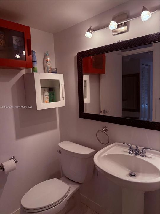 For Rent: $1,900 (1 beds, 1 baths, 741 Square Feet)