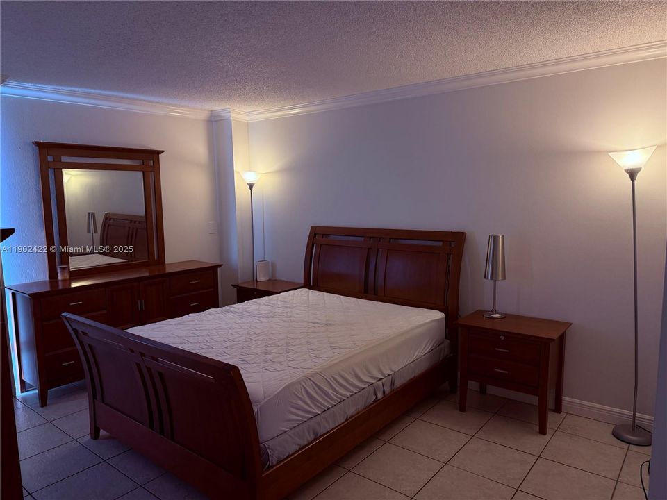 For Rent: $1,900 (1 beds, 1 baths, 741 Square Feet)