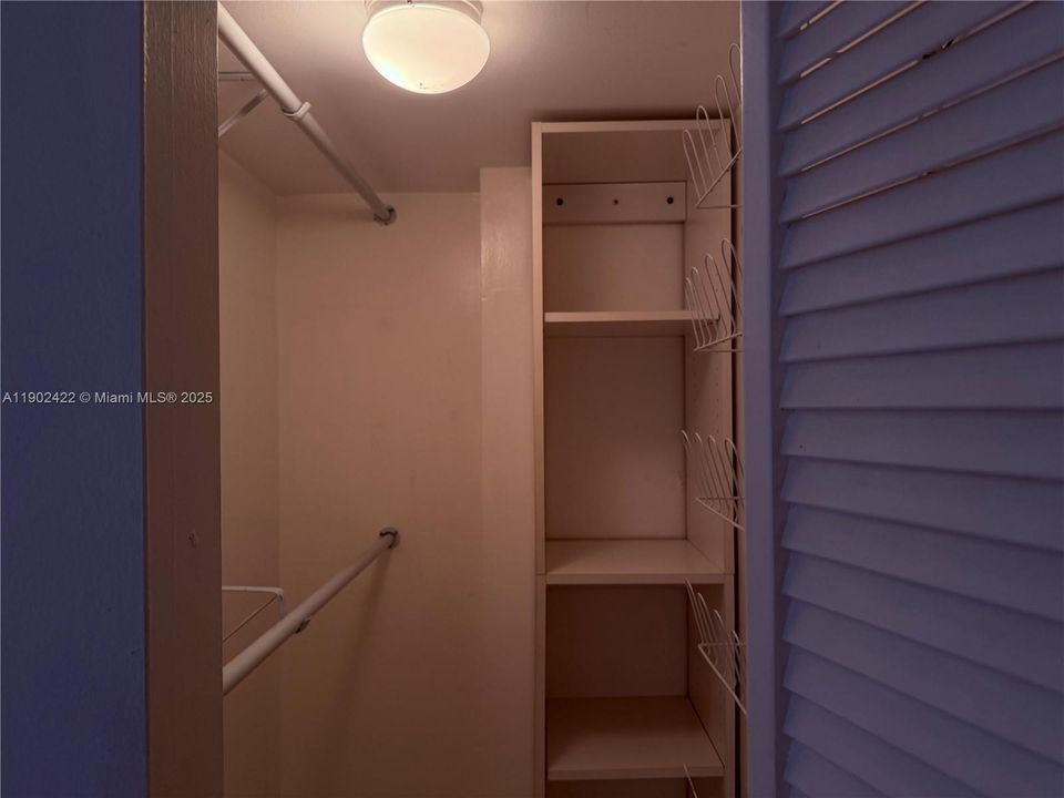 For Rent: $1,900 (1 beds, 1 baths, 741 Square Feet)