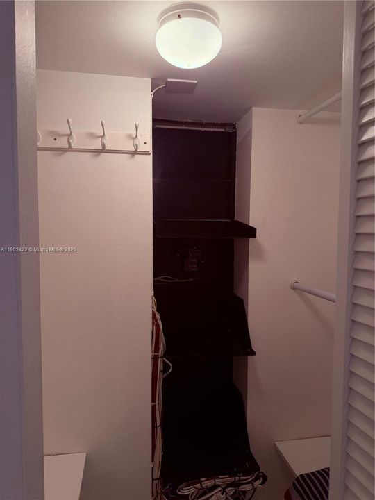 For Rent: $1,900 (1 beds, 1 baths, 741 Square Feet)