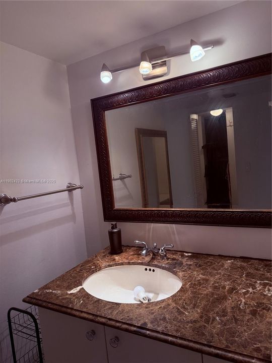 For Rent: $1,900 (1 beds, 1 baths, 741 Square Feet)