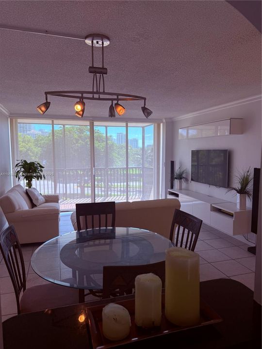 For Rent: $1,900 (1 beds, 1 baths, 741 Square Feet)