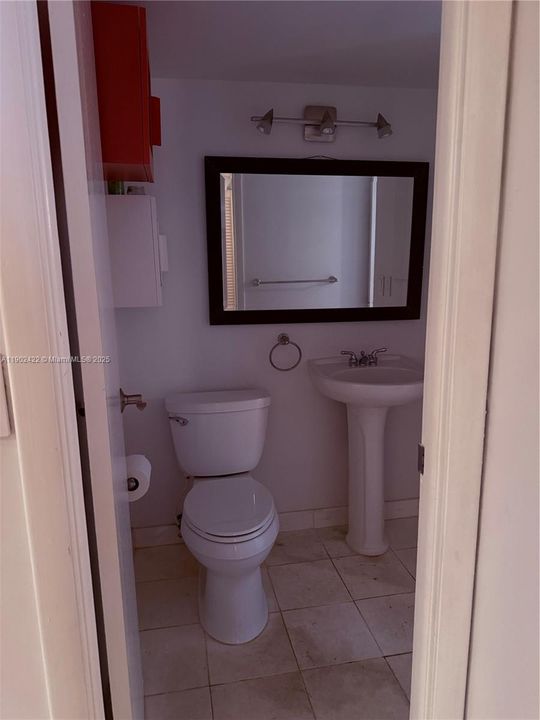 For Rent: $1,900 (1 beds, 1 baths, 741 Square Feet)