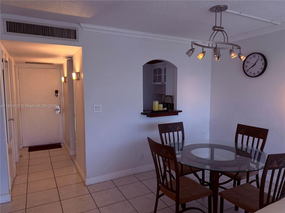 For Rent: $1,900 (1 beds, 1 baths, 741 Square Feet)
