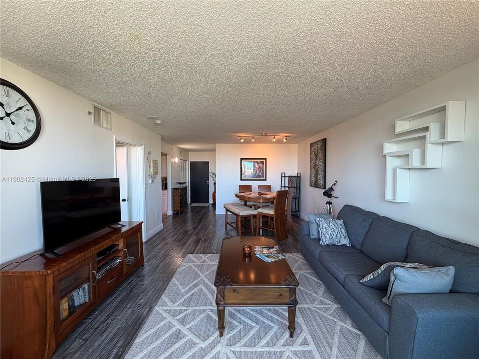 Recently Rented: $3,300 (1 beds, 1 baths, 740 Square Feet)