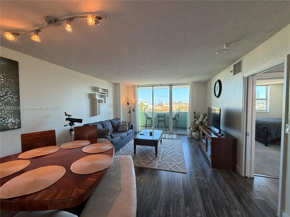 Recently Rented: $3,300 (1 beds, 1 baths, 740 Square Feet)