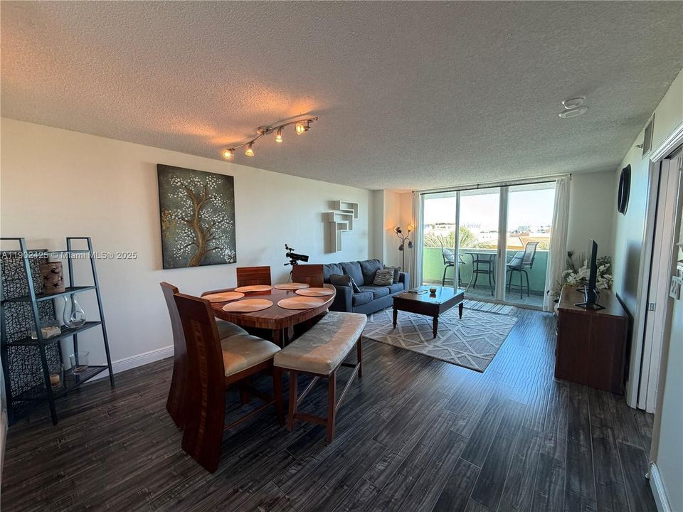 Recently Rented: $3,300 (1 beds, 1 baths, 740 Square Feet)