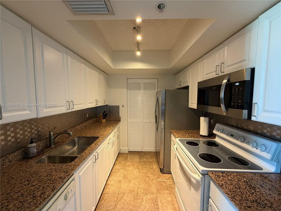 Recently Rented: $3,300 (1 beds, 1 baths, 740 Square Feet)