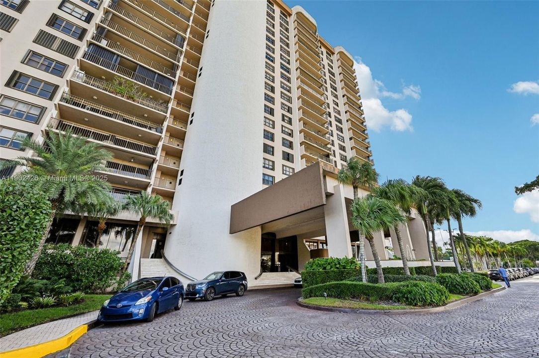 For Sale: $800,000 (2 beds, 3 baths, 2320 Square Feet)