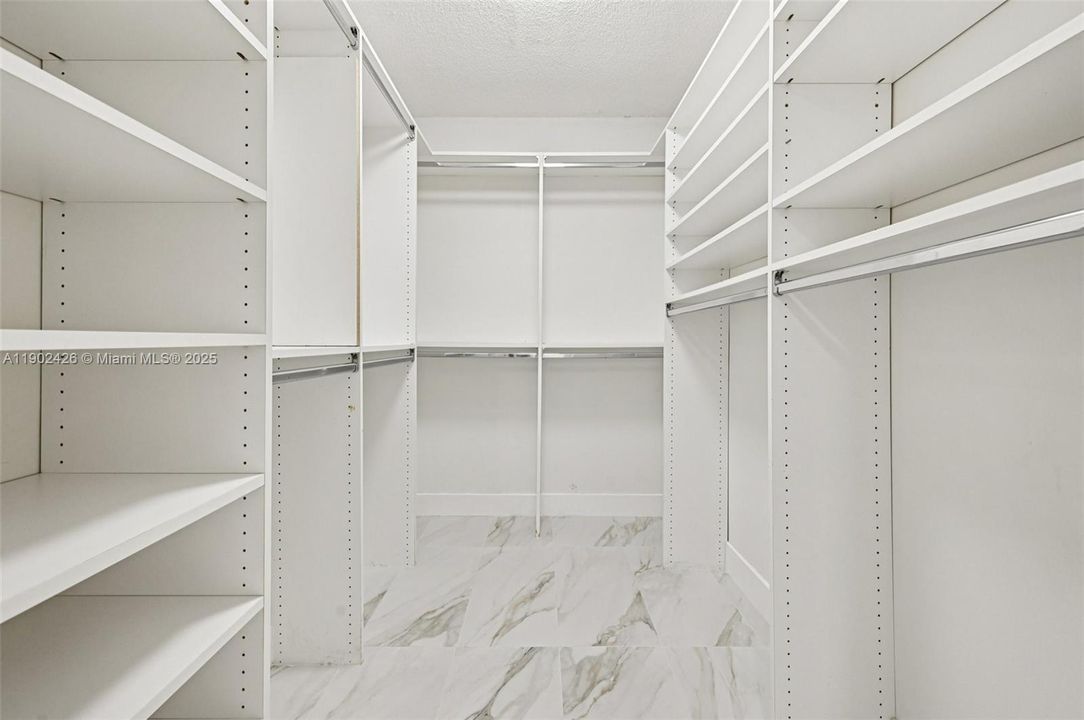 For Sale: $800,000 (2 beds, 3 baths, 2320 Square Feet)