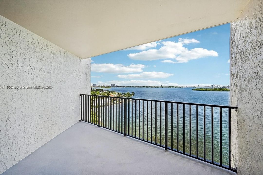 For Sale: $800,000 (2 beds, 3 baths, 2320 Square Feet)