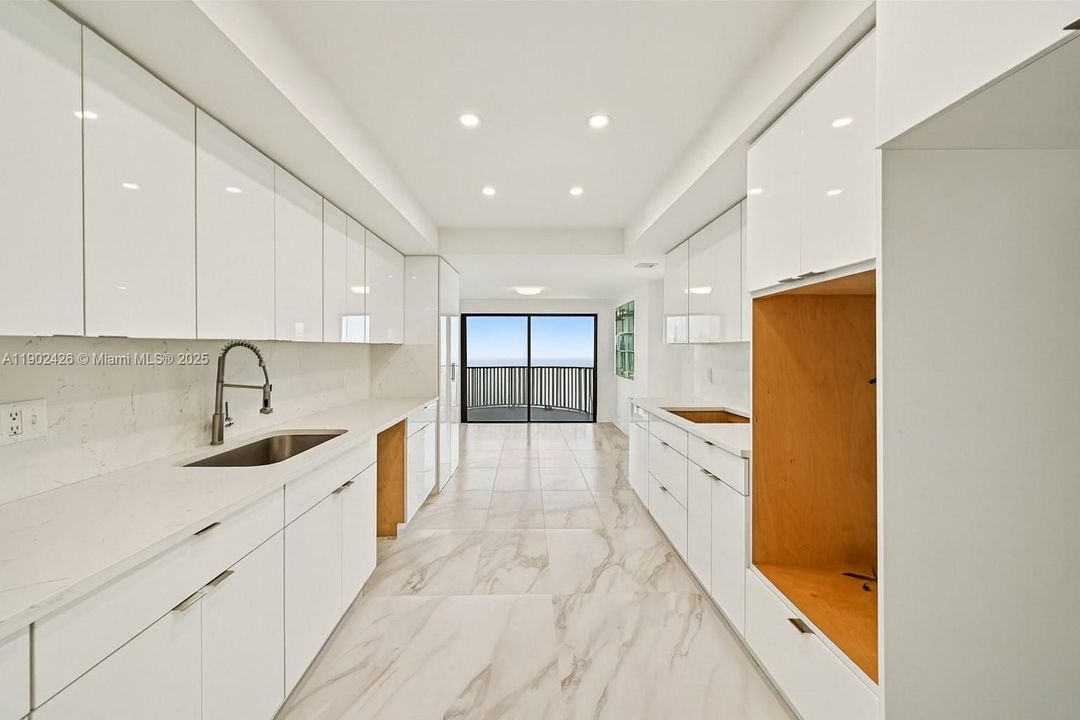 For Sale: $800,000 (2 beds, 3 baths, 2320 Square Feet)