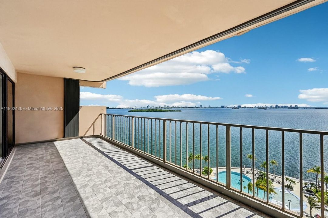 For Sale: $800,000 (2 beds, 3 baths, 2320 Square Feet)