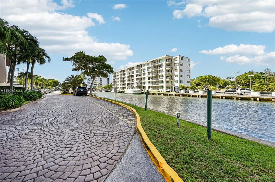 For Sale: $800,000 (2 beds, 3 baths, 2320 Square Feet)