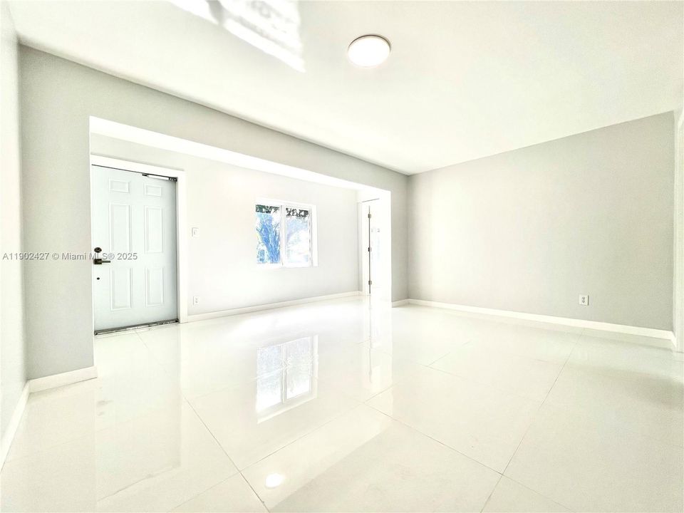 合同活跃: $469,000 (4 贝兹, 2 浴室, 1254 平方英尺)