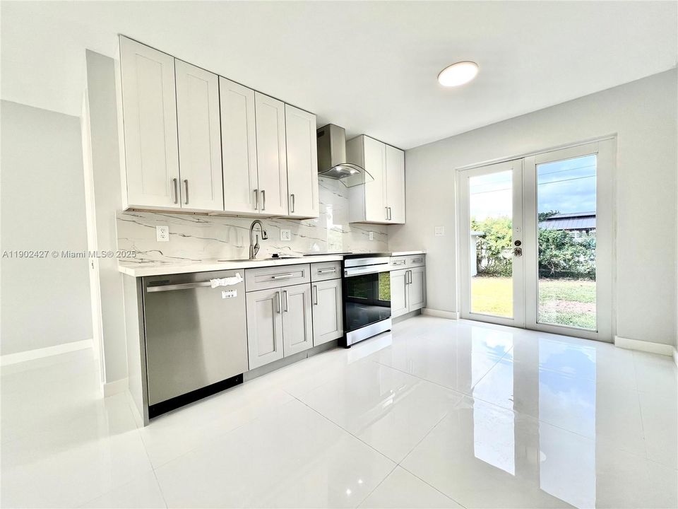 合同活跃: $469,000 (4 贝兹, 2 浴室, 1254 平方英尺)