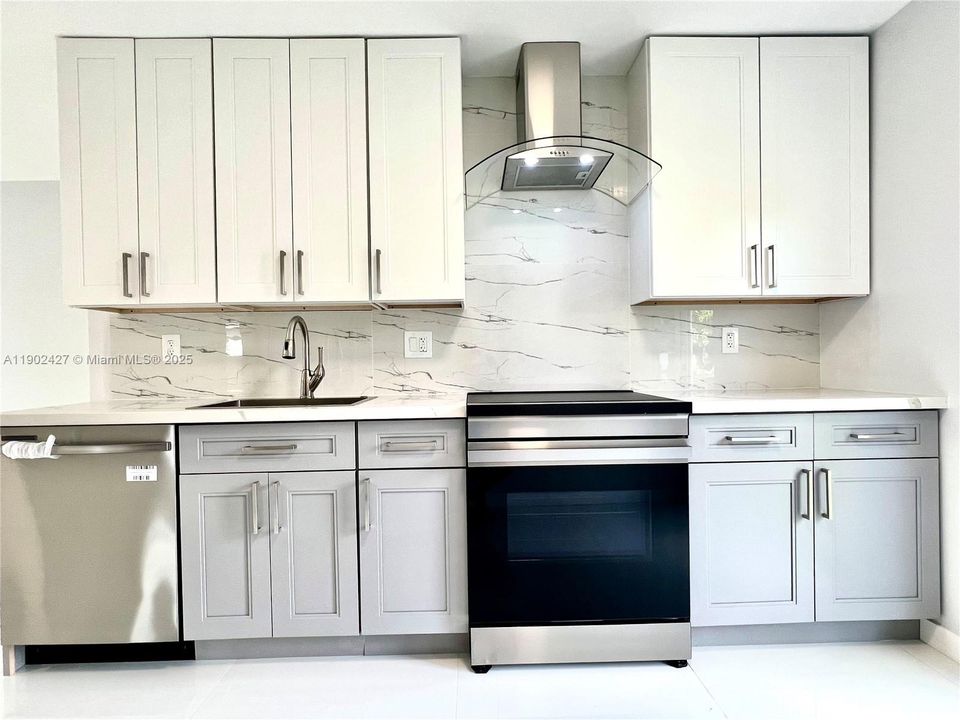 合同活跃: $469,000 (4 贝兹, 2 浴室, 1254 平方英尺)