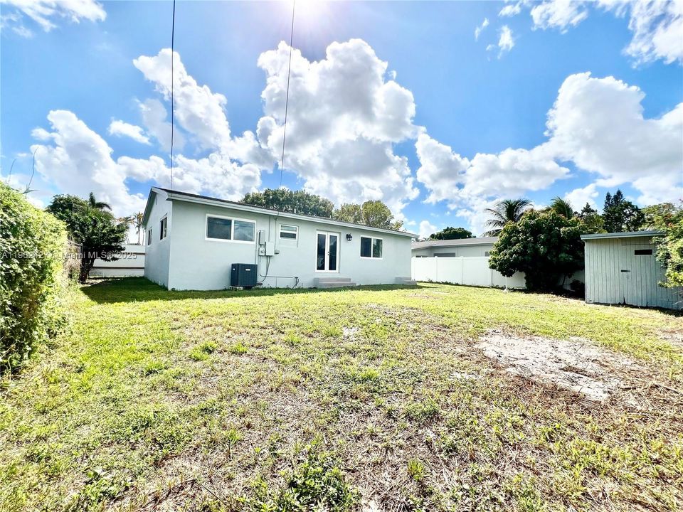 合同活跃: $469,000 (4 贝兹, 2 浴室, 1254 平方英尺)