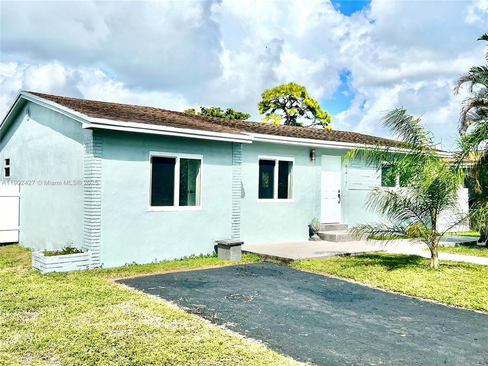 合同活跃: $469,000 (4 贝兹, 2 浴室, 1254 平方英尺)